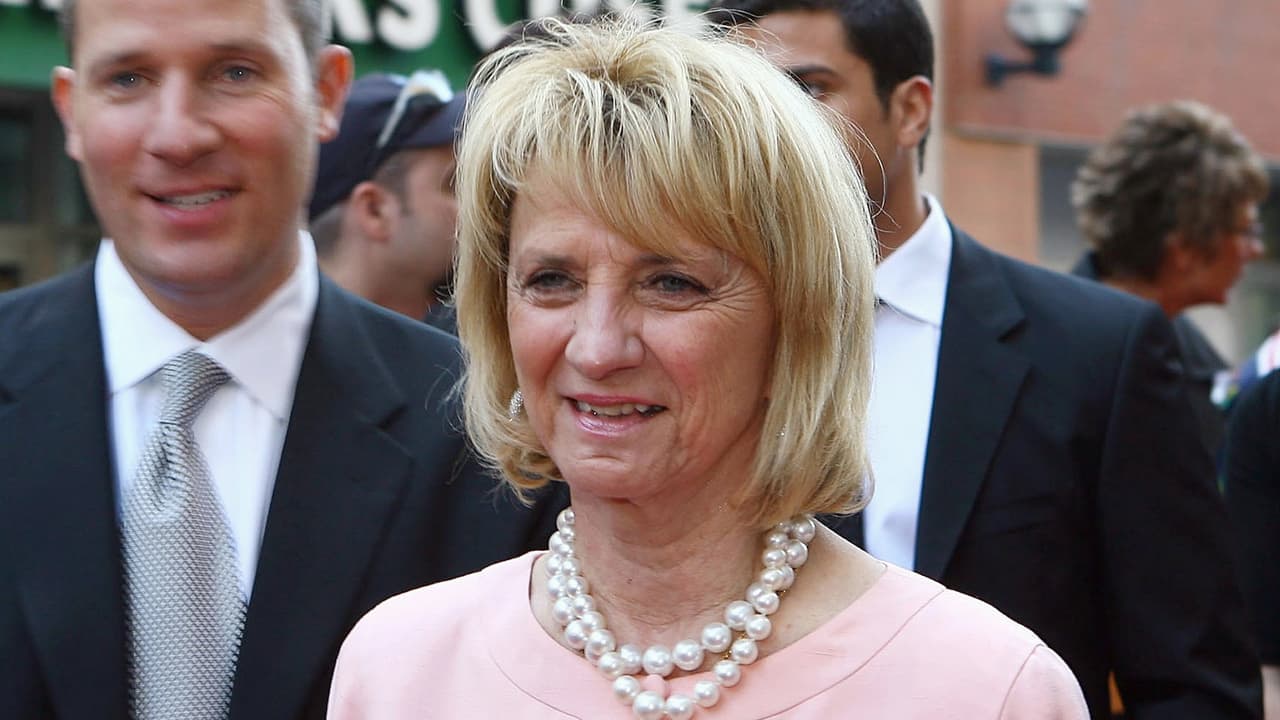 <b>1. Marian Ilitch, empresaria de restaurantes y casinos, tiene un património de 5,100 millones de dólares. </b>En 1959 fundó Little Caesars Pizza con su esposo Mike, quien murió en febrero. Little Caesars Pizza es una cadena de restaurantes que produce 4,000 millones en ventas anuales. Ella también posee Detroit Red Wings y MotorCity Casino Hotel. Los Tigres de Detroit, equipo de la MLB fundado por su esposo ahora está en un fideicomiso familiar.