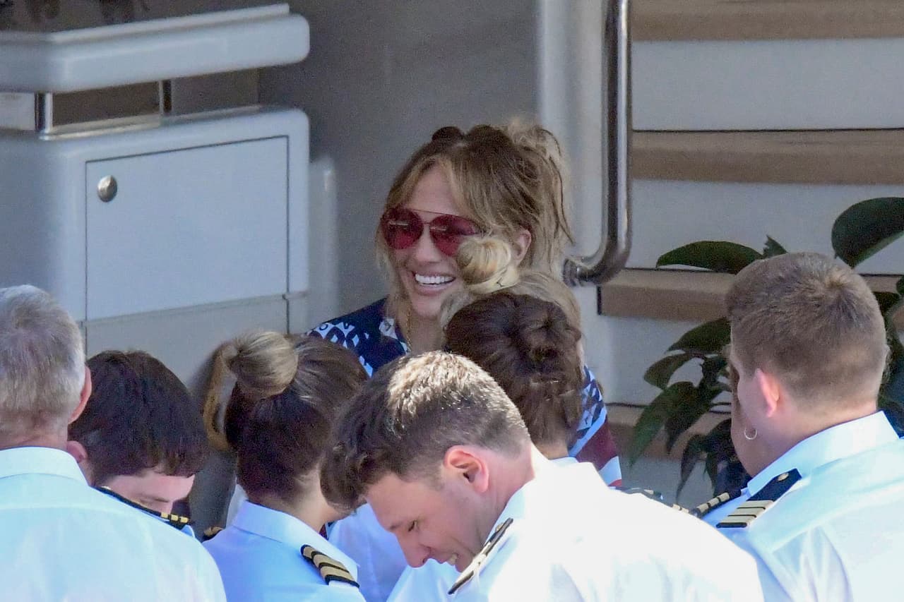 <b><a href="https://www.univision.com/famosos/jlo-cumple-51-anos-estos-son-los-looks-que-la-han-encumbrado-como-un-icono-de-la-moda-fotos" target="_blank">Estaba glamurosa</a></b> con el cabello recogido y con un par de gafas de sol de color rosa de gran tamaño. 
<br>