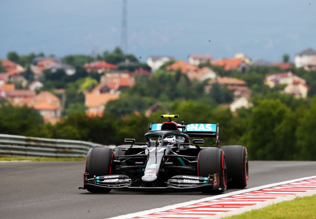 Lewis Hamilton arrancará en la primera posición; Valtteri Bottas, Lances Stroll, Sergio Pérez, Sebastian Vettel, Charles Leclerc, Max Verstappen, Lando Norris, Carlos Sainz y Pierre Gasly completan las primeras diez posiciones al arranque.