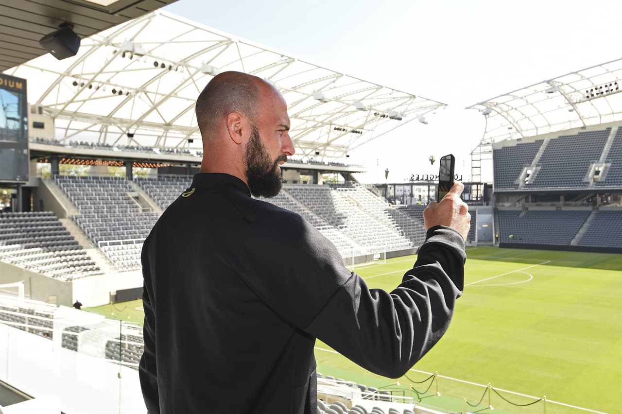 El seleccionado belga Laurent Ciman apreció la que será su nueva casa. (LAFC)