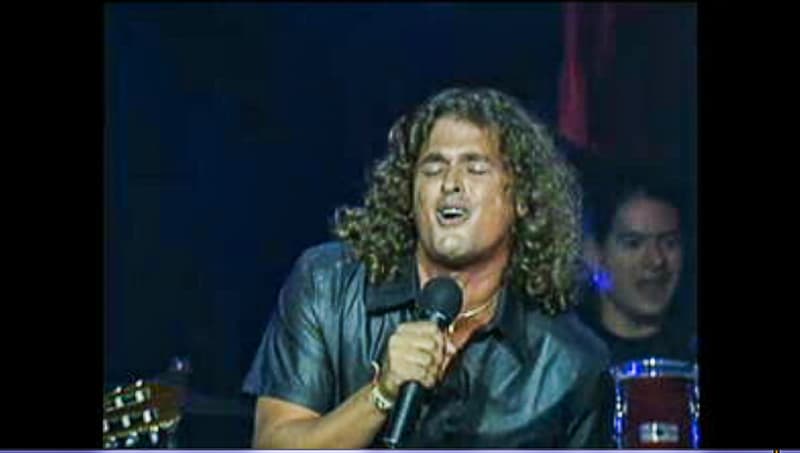 El final de la doceava entrega de Premio Lo Nuestro fue enmarcado con la interpretación de 'Fruta fresca', a cargo del colombiano, Carlos Vives.