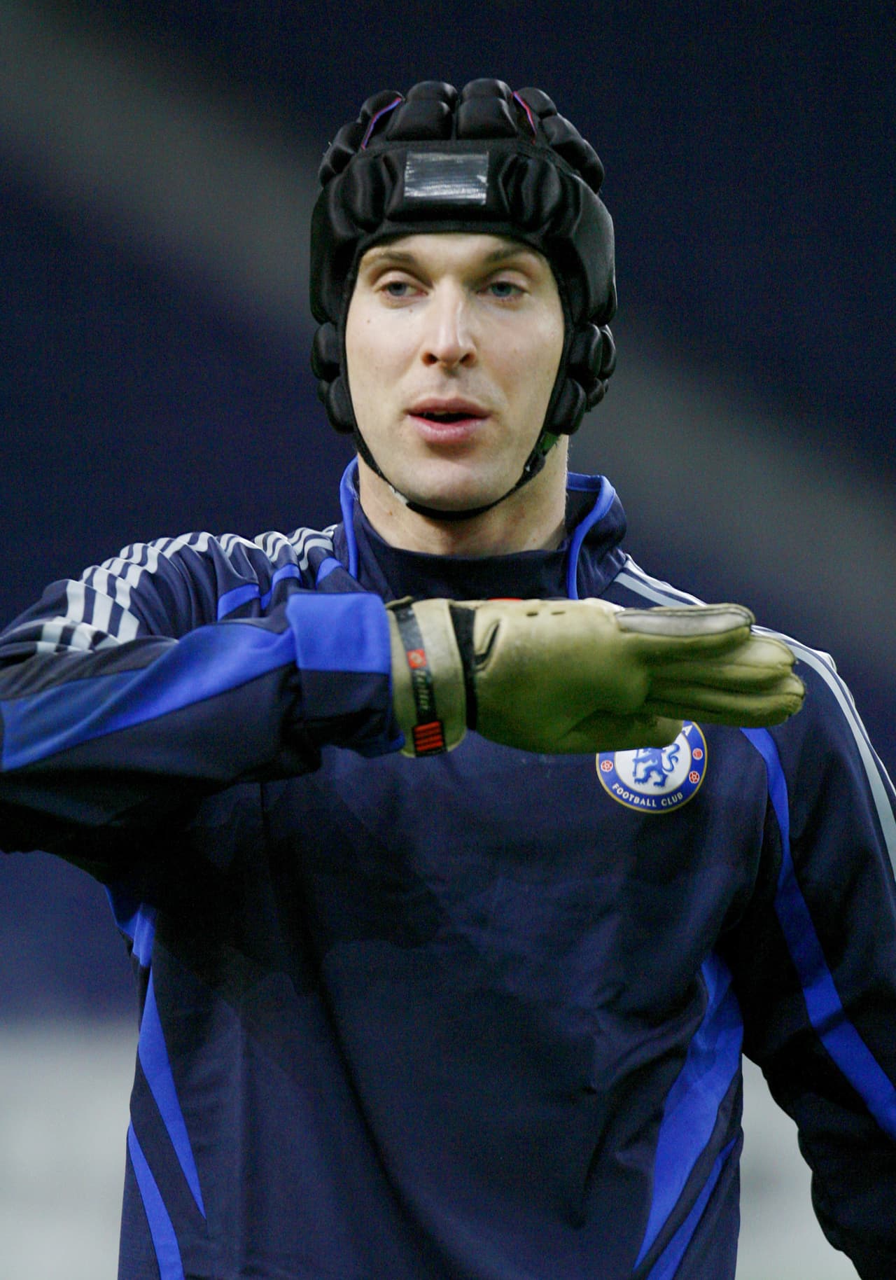 El portero checo tuvo una fractura de cráneo con hundimiento luego de un choque contra el volante del Reading, Stephen Hunt.
<br>