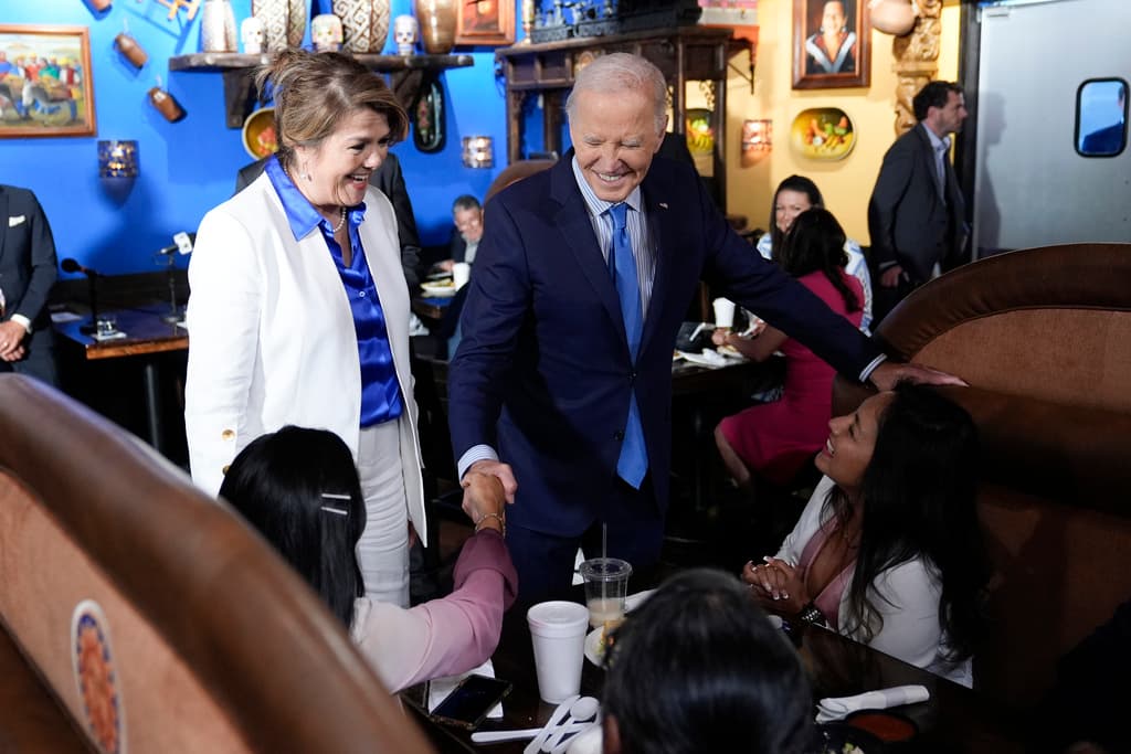El presidente Joe Biden y Maritza Rodriguez, asesora latina de Biden for President, saludan a los clientes del restaurante mexicano Linda Michoacan, durante una parada en Las Vegas, el miércoles 17 de julio de 2024.