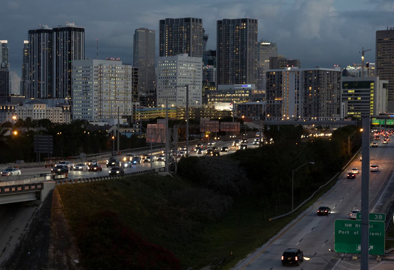 Miami es el tercer mercado de las áreas metropolitanas de Florida con la gasolina más costosa, con un promedio de $3.65 por galón de gasolina regular.
<br>