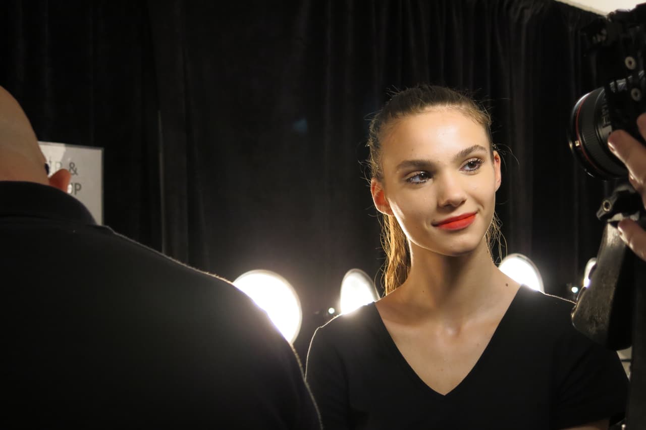 Las cejas solamente se peinaron y no llevan ni lápiz ni sombra.
<br>