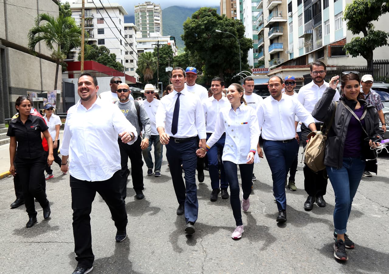Juan Guaidó estuvo acompañado en buana parte del trayecto por su esposa, Fabiana Rosales, y algunos diputados como Stalin González.