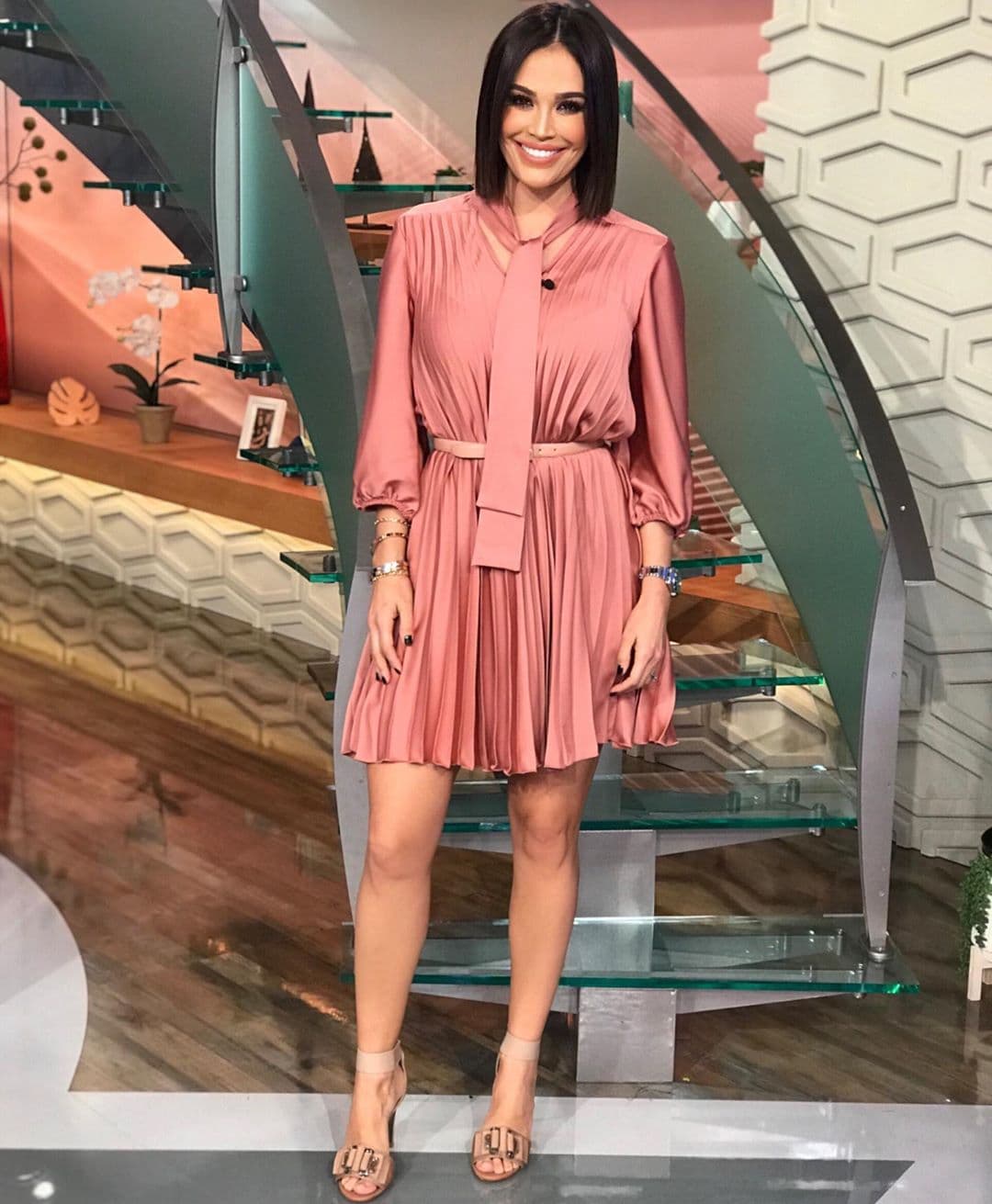 En un corte más clásico y femenino, Karla Martínez lleva este vestido en el que destacan los tablones, el cintillo para enmarcar la cintura y las mangas sutilmente holgadas.