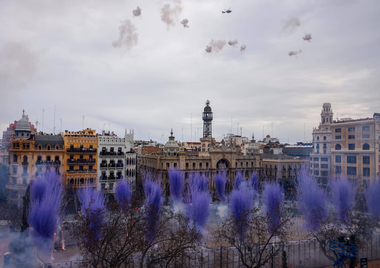 Marcha por el Día de la Mujer, 8 de marzo de 2026, en Valencia, la Comunidad Valenciana (España). La mascletá "Diumenge de mascletà" de Reyes Martí se ha convertido en una tradición más del calendario fallero con su particular homenaje a todas las mujeres a través de la pirotecnia. 8 DE MARZO DE 2026 DÍA DE LA MUJER; FALLAS Rober Solsona / Europa Press 08/03/2026 (Europa Press vía AP)
