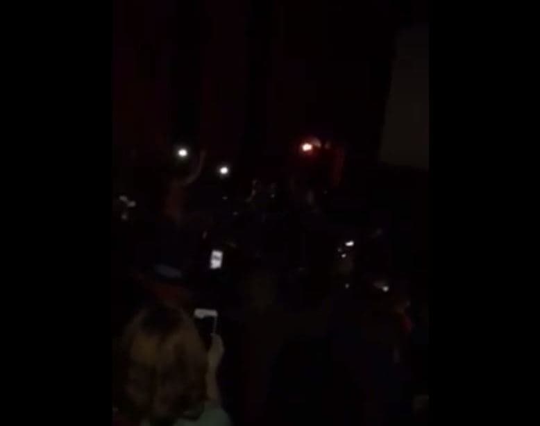 Se fue la luz en el cine y decidieron alabar a Dios