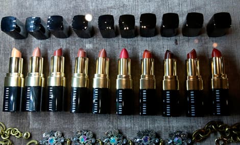 Bobbi Brown se estrenó en el mundo del maquillaje en 1991. Ese año lanzó su marca Bobbi Brown Essentials una colección de
<a href="https://www.bobbibrowncosmetics.com/product/2342/7524/Makeup/Lips/Lip-Color/Lip-Color">10 lipsticks </a>con base marrón creados para llenar un hueco en el mercado, en donde no había tanta variedad de tonos.
<br>