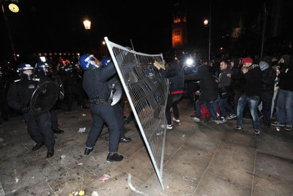 En total, 323 diputados votaron a favor de la iniciativa del Ejecutivo de coalición conservador-liberaldemócrata, frente a 302 que lo hicieron en contra.