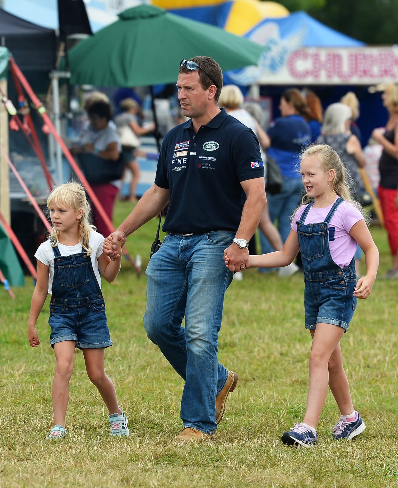 Una declaración emitida por la pareja, citada por la 
<b><a href="https://www.bbc.com/news/uk-51459492?intlink_from_url=https://www.bbc.com/news/topics/c77jz3md4qwt/uk-royal-family&link_location=live-reporting-story" target="_blank">BBC</a></b>, dice que la decisión fue "la mejor acción en favor de sus dos hijas". Phillips, de 42 años, y Autumn, de 41, son padres de Savannah (9) e Isla (7).
<br>