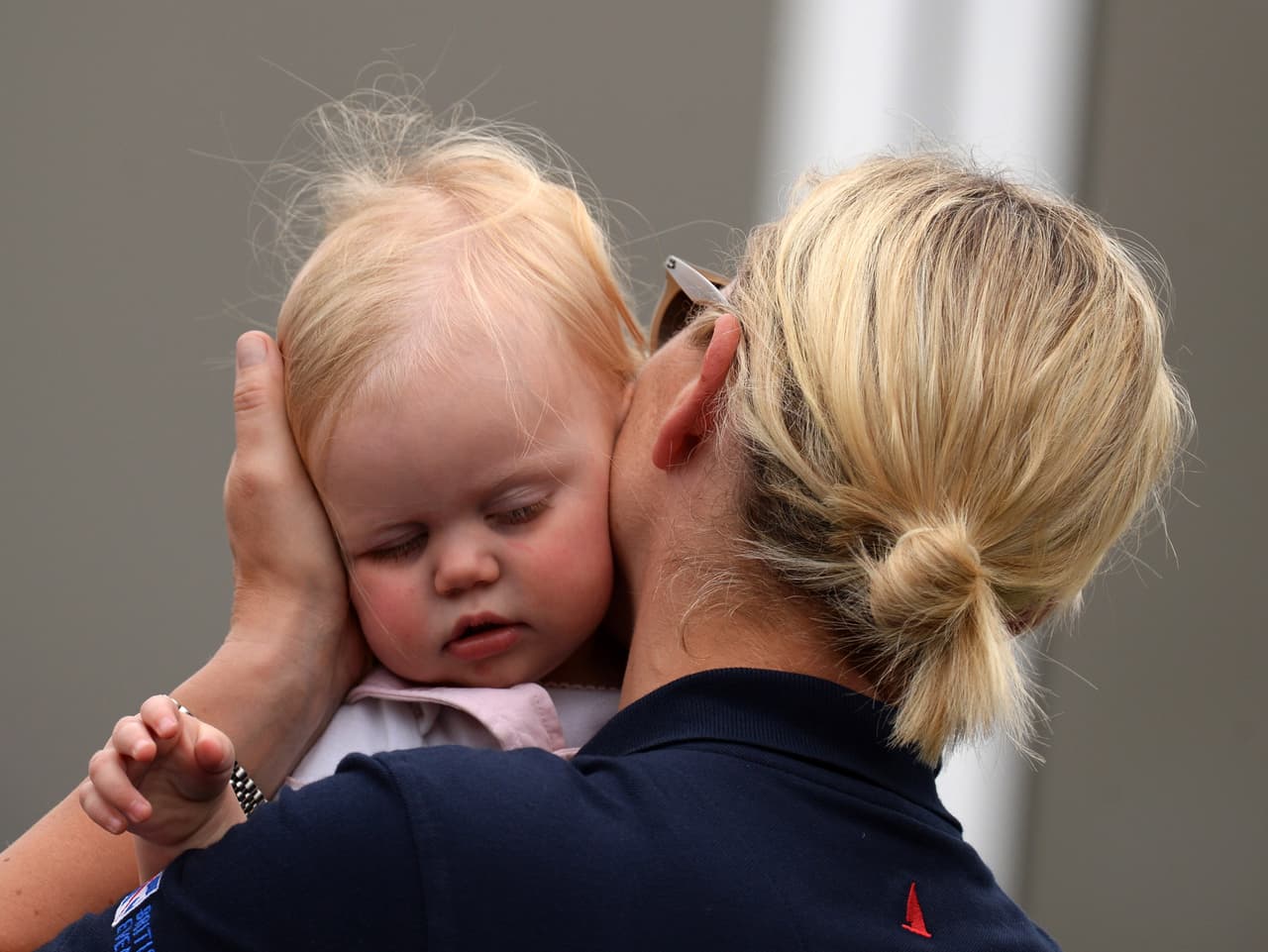 "La segunda partera 
<b>llegó justo después de que salió la cabeza </b>(del niño)". 
<br>