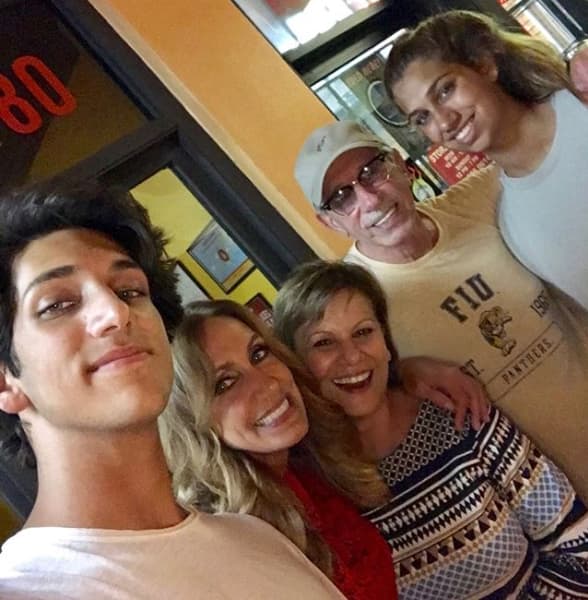 Una de las cosas que más le gustan a Lili Estefan es pasar tiempo en familia, por eso se fue a cenar con ellos.