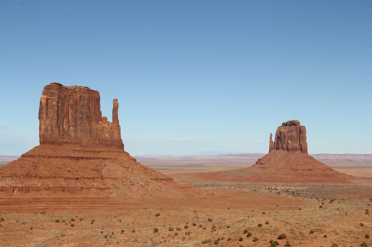 En la frontera norte de Arizona con Utah se encuentra el Valle de los Monumentos o "Monument Valley" con espectaculares formaciones rocosas que sobresalen imponentes del desierto.