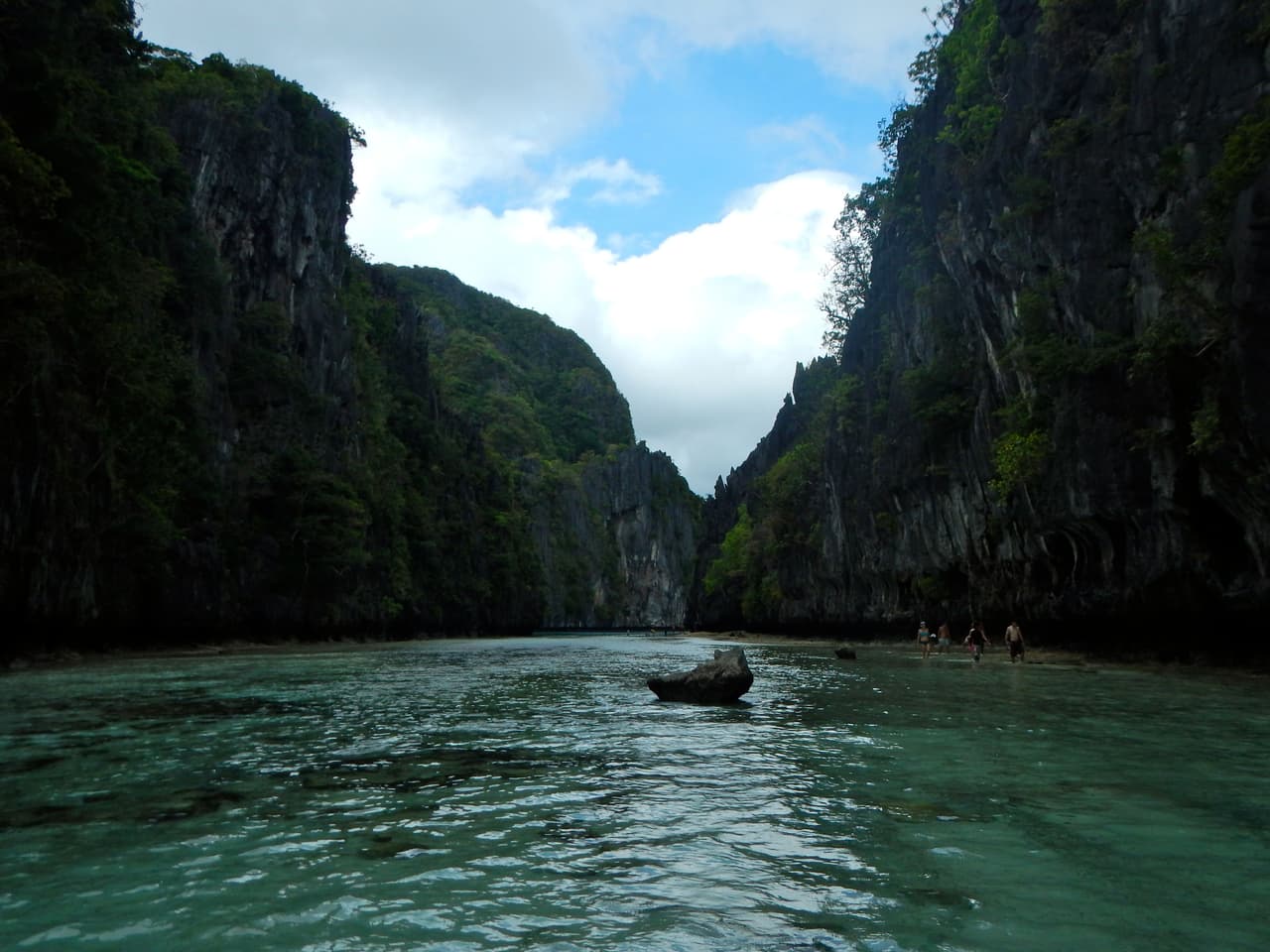 El Archipiélago de Bacuit de Filipinas también conocido como El Nilo cuenta con un sin fin de islas y playas paradisíacas de arena blanca que retan la imaginación.