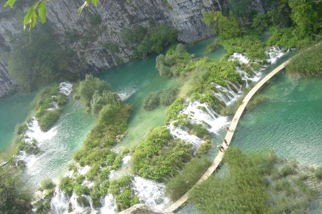 Aunque no es muy conocido a nivel mundial, el Parque Nacional de los Lagos de Plitvice de Croacia es uno de los lugares más mágicos de nuestro Planeta con sus hermosas cascadas y lagos.