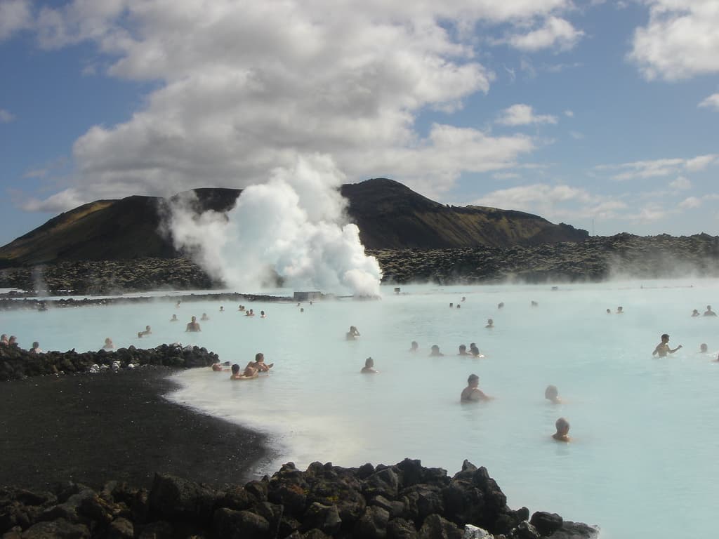 Una de las atracciones más populares de Islandia es la Laguna Azul, un balneario geotermal que muchos aseguran tiene propiedades curativas.