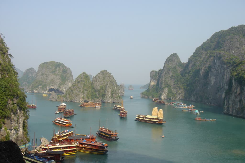 Estas montañas que emergen del agua son parte de la espectacular bahía de Halong en Vietnam.