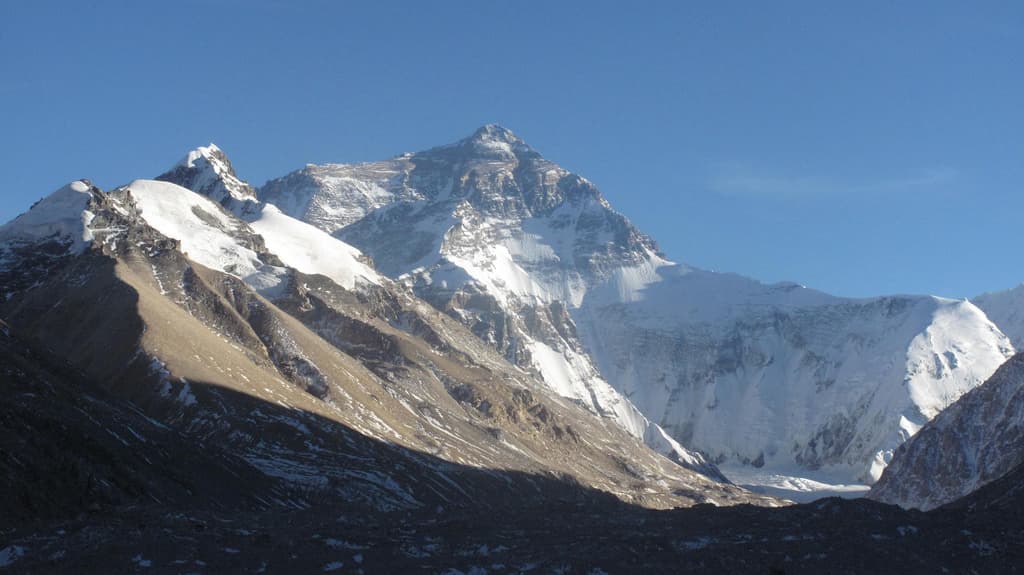 Cuando hablamos de montañas por supuesto que el Everest es el rey. Esta es una vista del majestuoso pico desde el campo base ubicado en Tíbet.