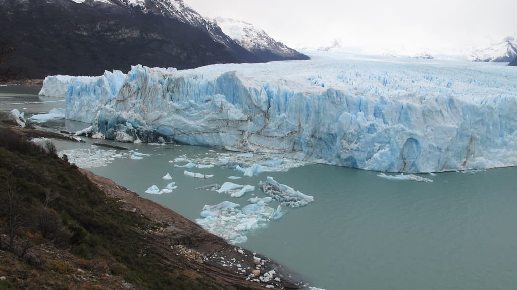 El gigantesco glaciar Perito Moreno de Argentina se eleva desde las gélidas aguas de la Patagonia a casi 200 pies de altura.