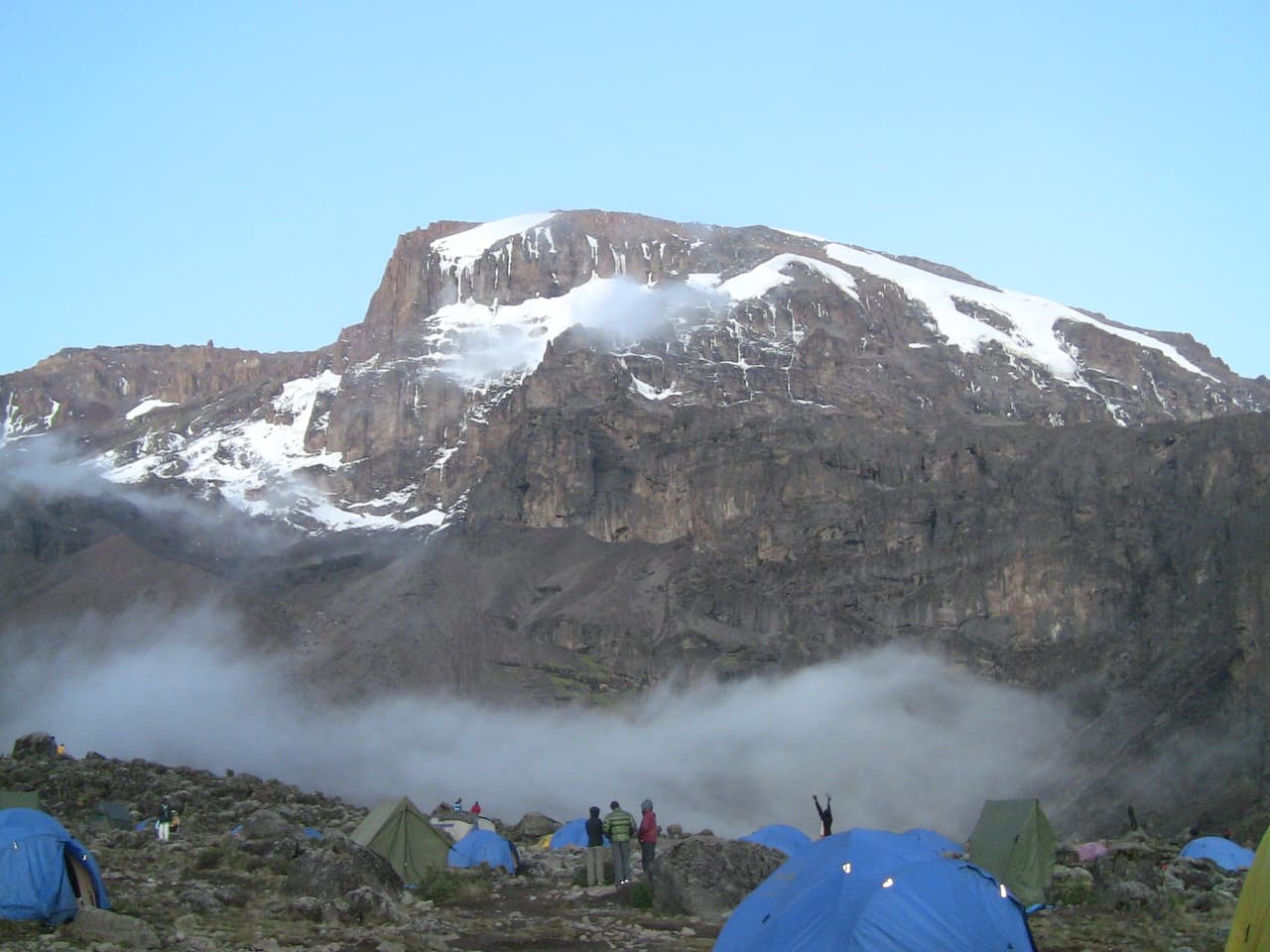 En África hay una montaña como ninguna otra: Kilimanjaro, el pico más alto de ese continente. Cuenta con diferentes zonas climáticas que van desde selva y desierto hasta glaciares. Todo en un mismo lugar.
