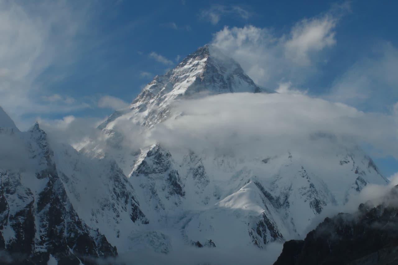 La segunda montaña más alta del mundo se llama K2 y está ubicada en Pakistán. Su perfecta forma piramidal le hace dura compentencia en belleza al Everest.
