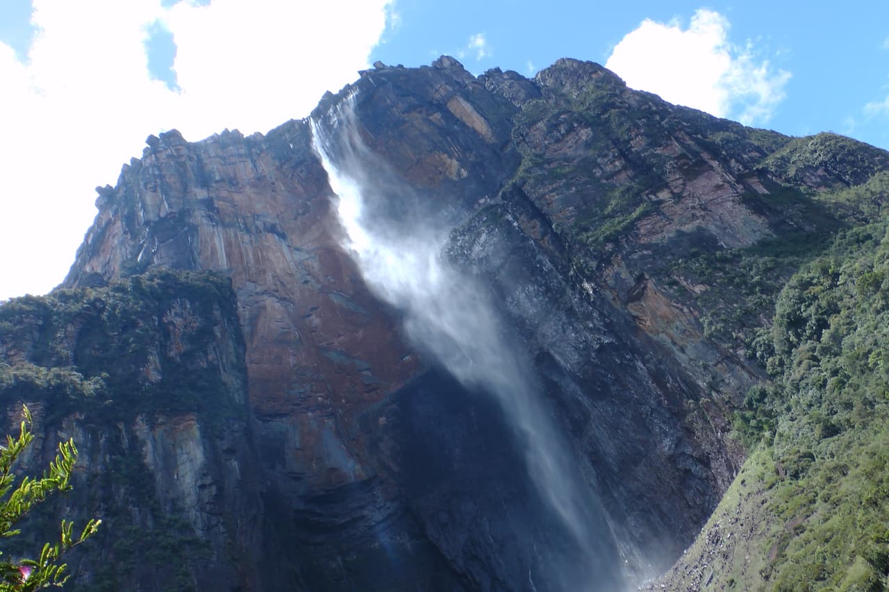 El Salto Ángel de Venezuela es la caída de agua más alta del mundo con unos 3,200 pies.