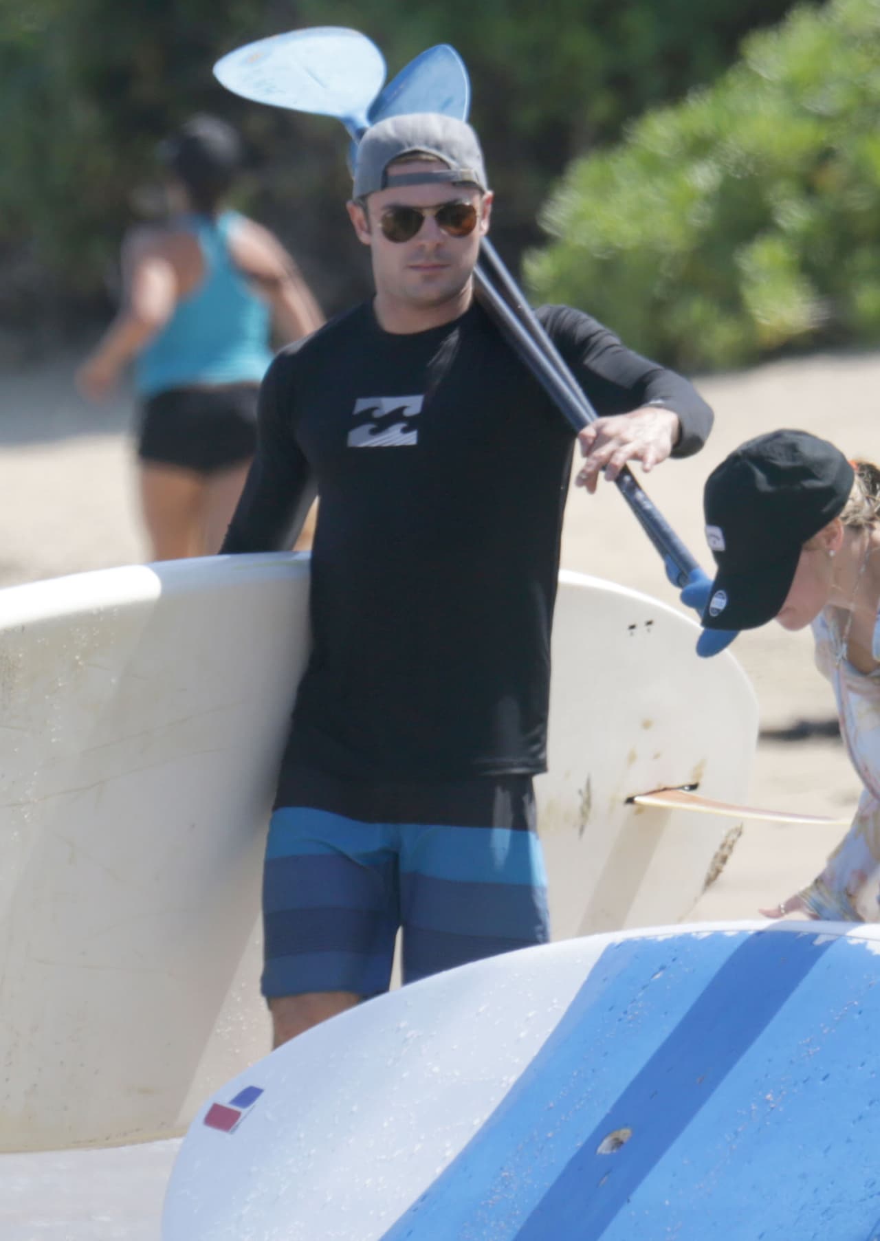 Tanta visita al gimnasio le ha dado muy buenos resultados al guapísimo Zac Efron. Con esos brazotes se antoja un buen apretón.