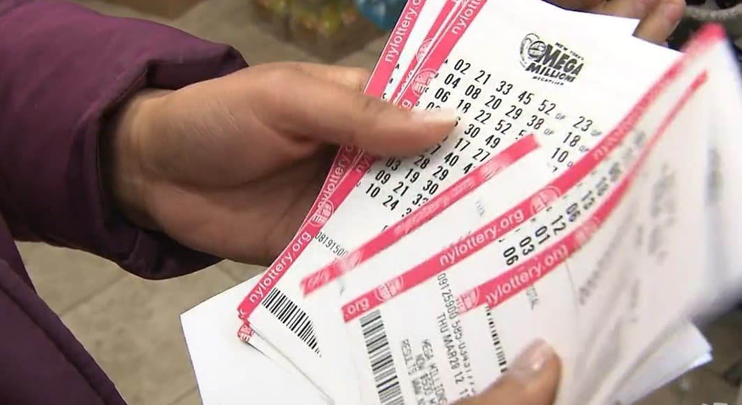 La lotería de Nueva Jersey establece que 
<b>no es necesario contar con un Número de Seguro Social</b> para cobrar el premio.
<br>
<br>"Al rellenar el formulario de reclamación, 
<b>deberá indicar su número de pasaporte y el nombre del país de donde procede</b>. (Esta información se puede colocar en las casillas 11 y 12 del Formulario de reclamo de lotería)", indicó.
<br>
<br>"Emitiríamos un cheque, menos el 30 por ciento de la retención federal, que por ley estamos obligados a deducir si la persona es extranjera", señala.
<br>
<br>Lo mismo aplica para la lotería de Nueva York.
<br>