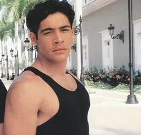 Después de dejar el grupo, lanzó su carrera como cantante solista con el álbum 'Invítame'.