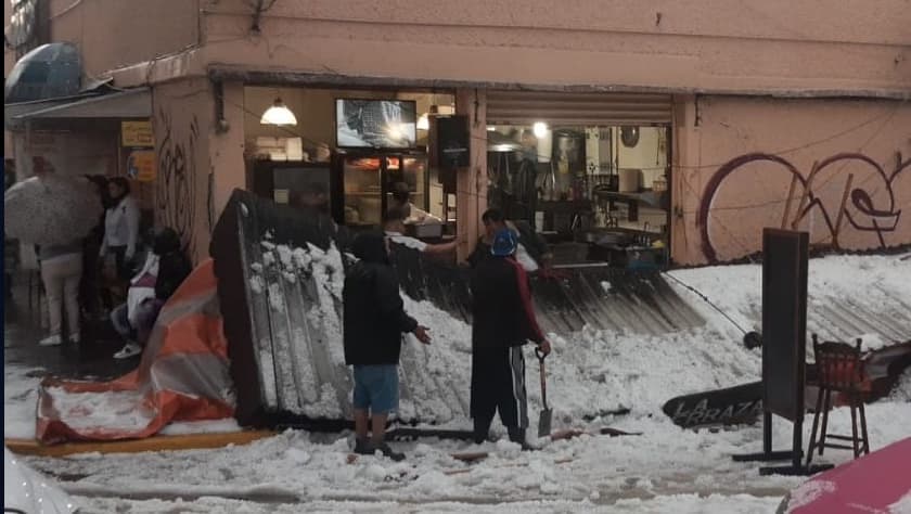 En otras zonas de la capital, como en la calle Ferrocarril de Cuernavaca , colonia Santa María Nonoalco, de la alcaldía Álvaro Obregón, norte de la ciudad, el granizo tiró un toldo de un puesto de preparación de alimentos. No hubo personas lesionadas.