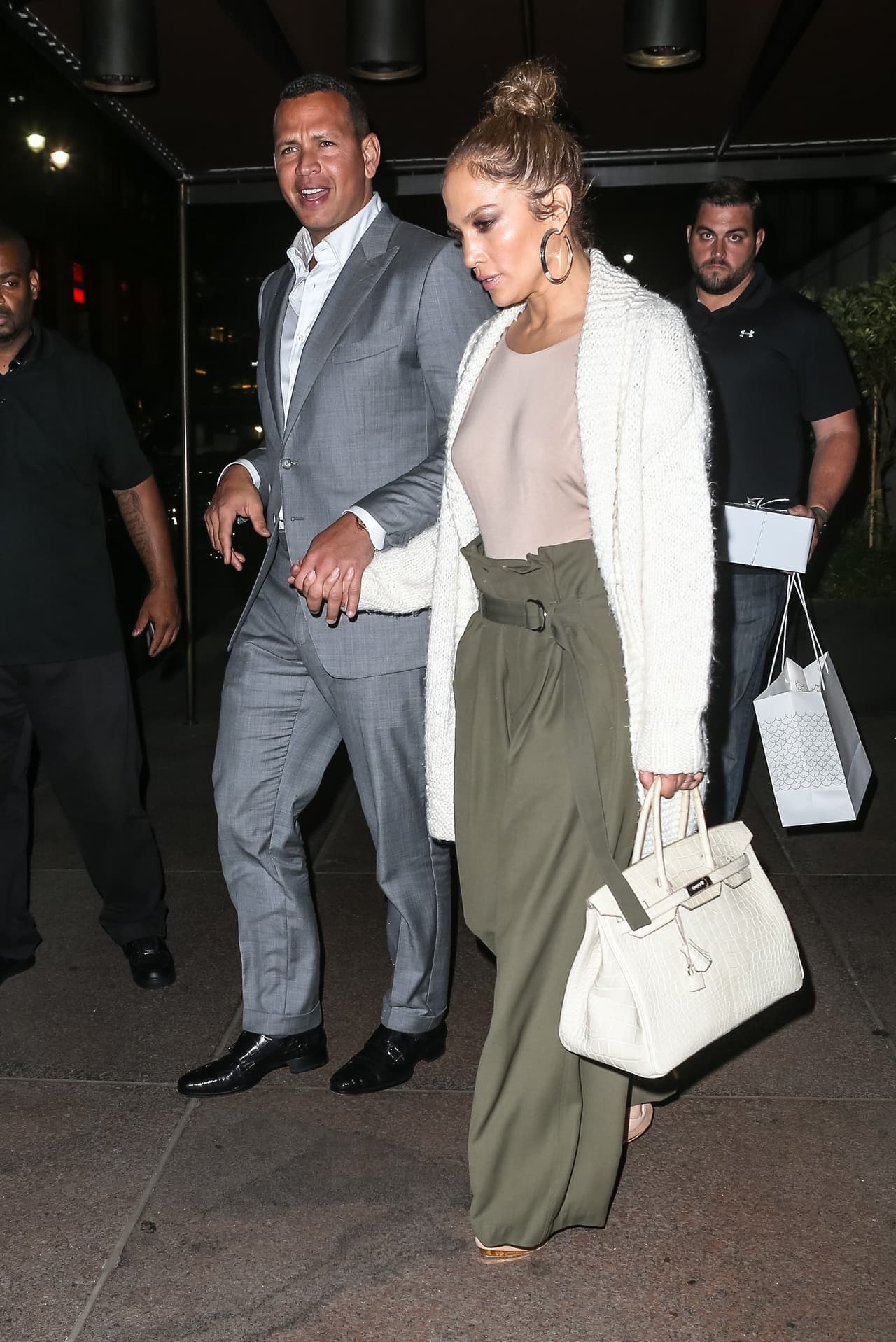 Tarde en la noche del jueves acompañó al que llama su "macho", Alex Rodríguez, a cenar en The Grill, un exclusivo restaurante en el edificio Seagram, en Manhattan. El guardaespaldas de la Diva del Bronx cargó una bolsa en la que se presume iría un regalito.
