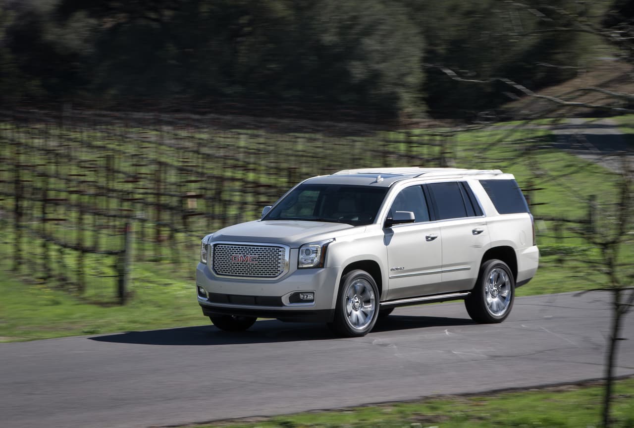 <b>8. Chevrolet Tahoe/GMC Yukon</b>: Este producto sufre más por lo que es que por algún defecto de su diseño y construcción. Consumer Reports dice que las crossovers basadas en autos de pasajeros ofrecen mayor eficiencia y mejor maniobrabilidad. Sin embargo la publicación identificó a las vibraciones en su sistema de dirección y a los equipos electrónicos en la cabina como áreas problemáticas en estos mamuts sobre ruedas.