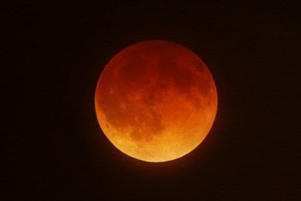 Los eclipses totales de la Luna se producen cuando hay un alineamiento casi perfecto entre el Sol, la Tierra y la Luna.