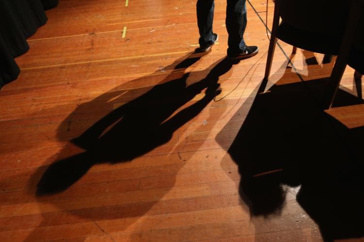 “Cállate y pórtate como un hombre”: niñera acusada de agresión sexual a un niño