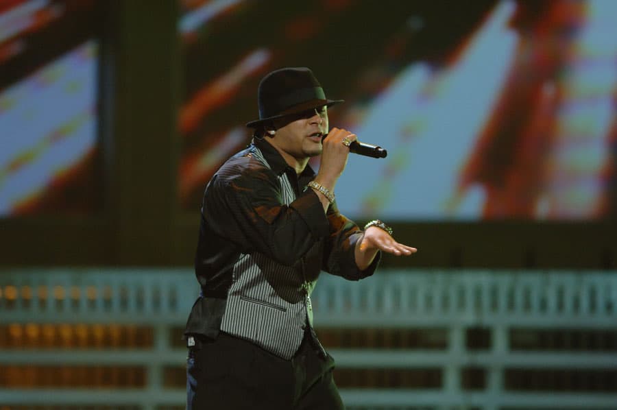 El dúo de reggaeton puertorriqueño, R.K.M. y Ken-Y, interpretaron la canción 'Igual que ayer'. Estuvieron nominados en la categoría Urbano por su más reciente material 'Masterpriece', pero perdieron contra su compatriota Daddy Yankee.