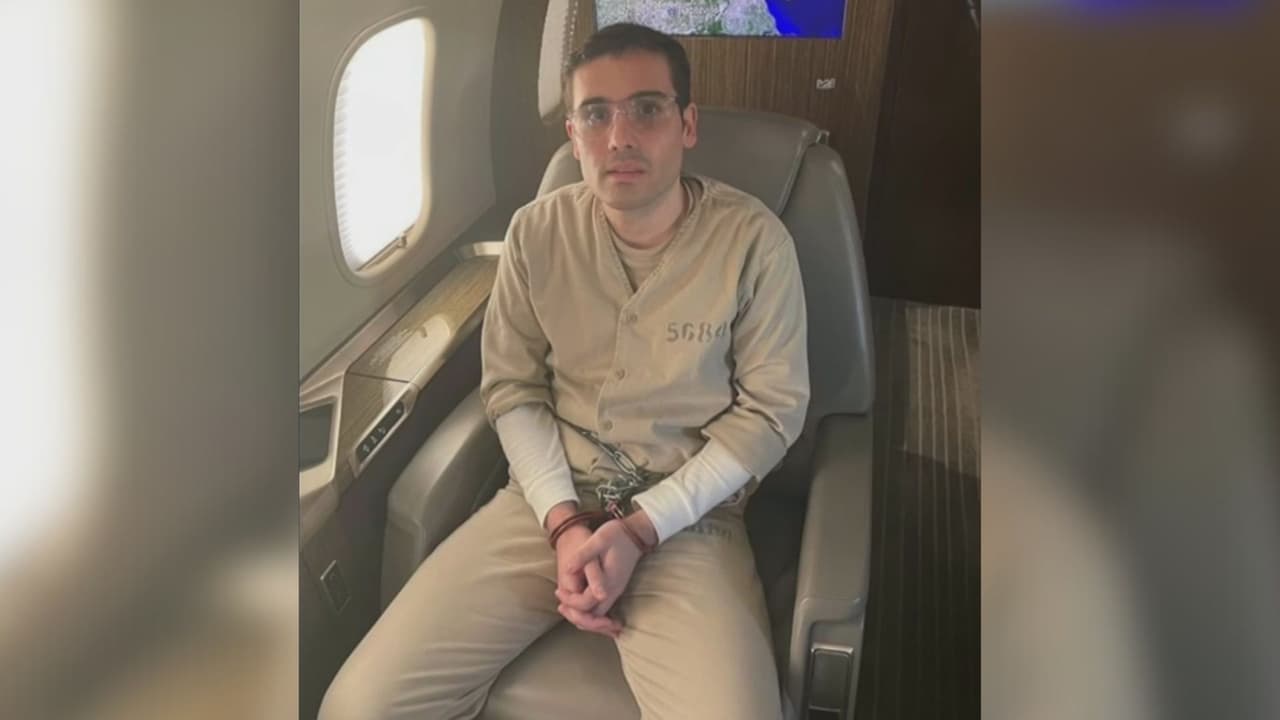 El jueves, en medio de la noticia del arresto de Ismael 'El Mayo' Zambada y Joaquín Guzmán López,
<b> un registro del Buró Federal de Prisiones revelaba que Ovidio Guzmán López había sido liberado el 23 de julio de 2024.</b>
<br>
<br>Sin embargo, fuentes de Univision Noticias explicaron que el hijo de 'El Chapo' Guzmán no estaba libre sino que había sido transferido a una prisión estatal en Chicago para facilitar sus comunicaciones con el gobierno federal.