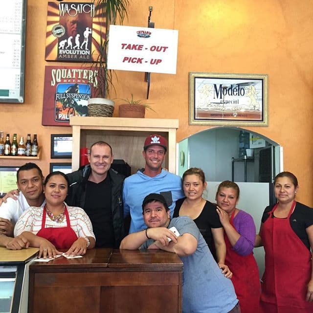 Alan Tacher compartiendo con una familia hispana.
