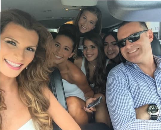 La familia de Alan en camino a los premios juventud.