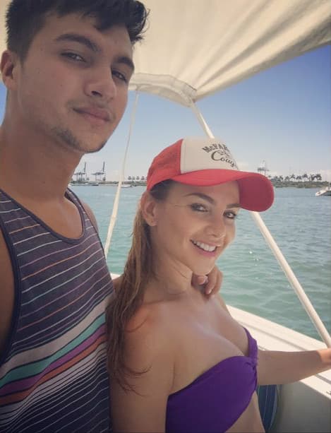 Nuestra querida Ximena compartiendo el día con su familia.