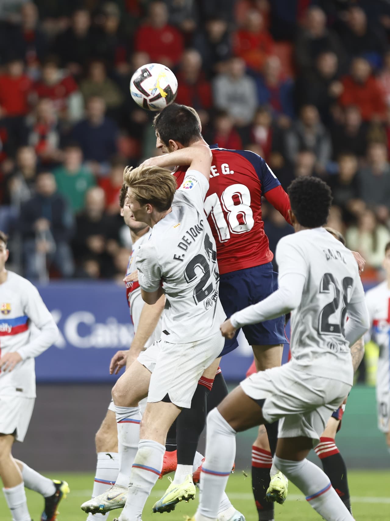 El Barcelona venció 1-2 al Osasuna en El Sadar durante la Jornada 14 de LaLiga de España en un partido que tuvo las expulsiónes de Lewandowski y de Piqué y los goles de Pedri y Rapinha; por los locales marcó David García