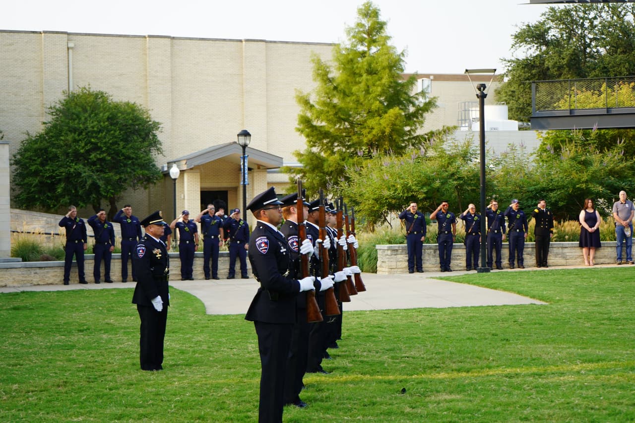 Por us parte la policía de Arlington y el Departamento de Bomberos también formaron parte de una ceremonia el sábado por la mañana.