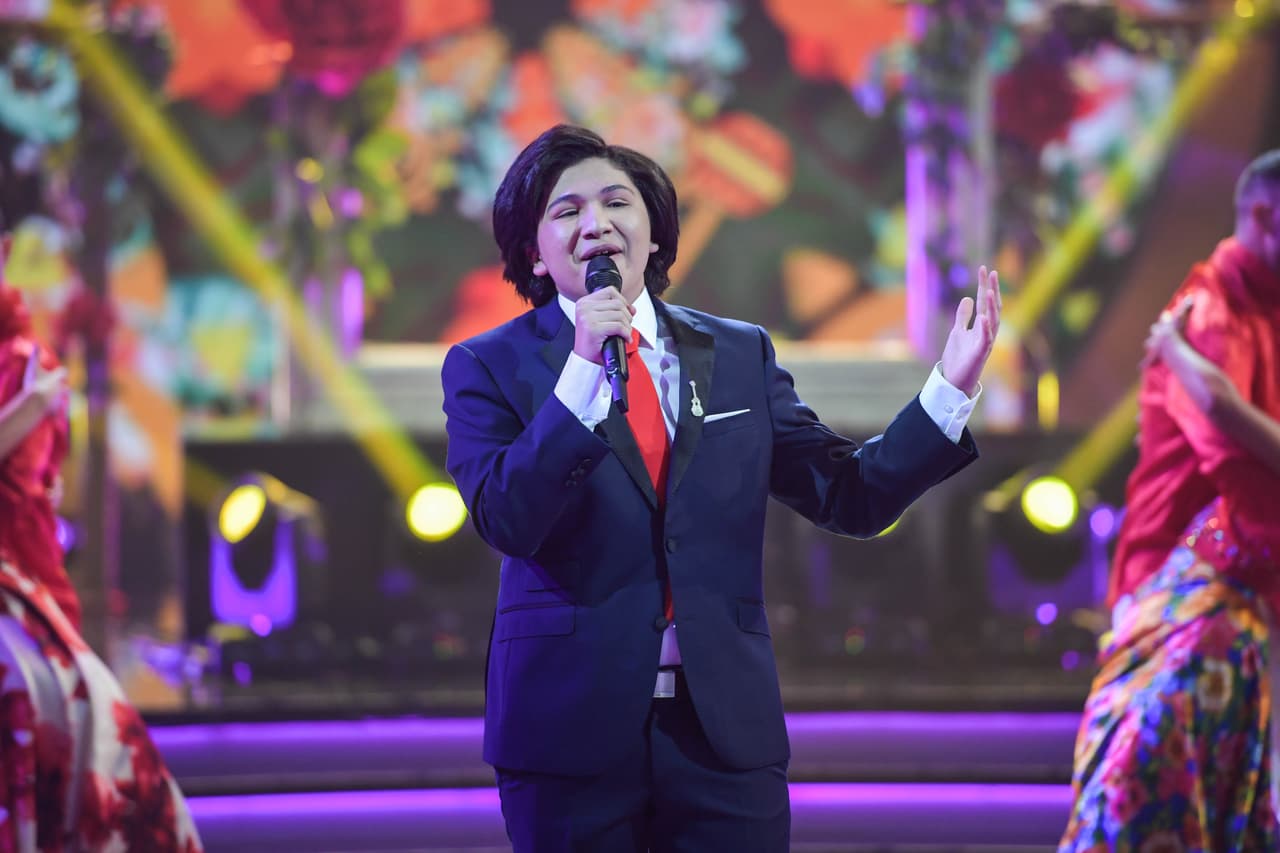 "Que el cielo no es azul –ay, mi amor, ay mi amor– que es rojo, dices tú –ay, mi amor, ay mi amor–".