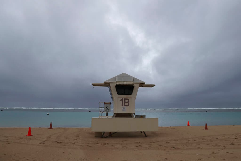 Las
<b>islas occidentales de Hawaii están bajo vigilancia de inundación hasta este martes por la tarde</b> y una advertencia de inundación repentina para Oahu, la más poblada de las islas, donde se encuentra la capital, Honolulu. El Servicio Meteorológico Nacional (NWS, en inglés) reportó que en gran parte de Oahu llovió hasta 2 pulgadas (5 centímetros) por hora el lunes, y en las próximas horas se extenderá otra zona de fuertes lluvias que podría llegar a acumulados similares. Revisa también:
<a href="https://www.univision.com/noticias/fenomenos-naturales/que-se-necesita-para-un-huracan-como-hacer-un-kit-de-emergencia-para-huracanes-fotos">Kit de emergencia que debes tener siempre a mano. </a>