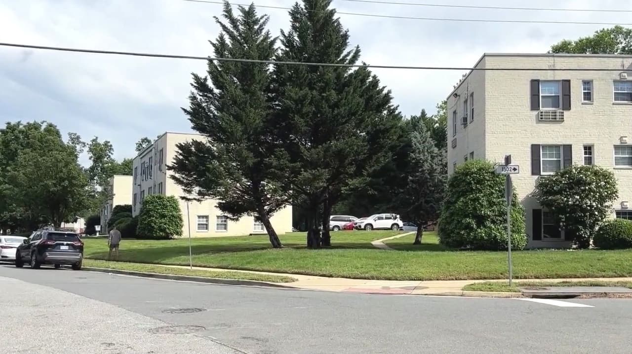 Joven hispano muere apuñalado en complejo de apartamentos en Fairfax