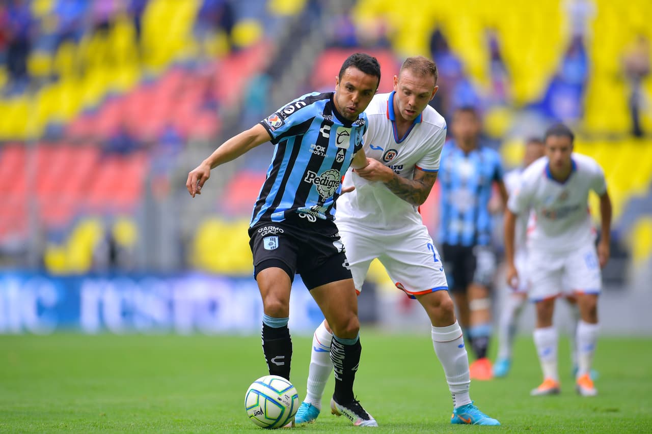 Raúl Gutiérrez arranca su interinato con Cruz Azul derrotanto a los Gallos Blancos pese a sufrir la expulsión del 'Tanque' Morales.