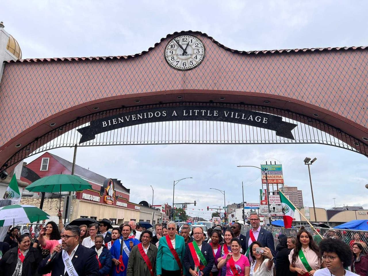 Desfile día de la Independencia de México en La Villita. Con banderas de México y los colores que representan a esa nación, muchos de los asistentes hicieron notar que no olvidaron sus raíces.
