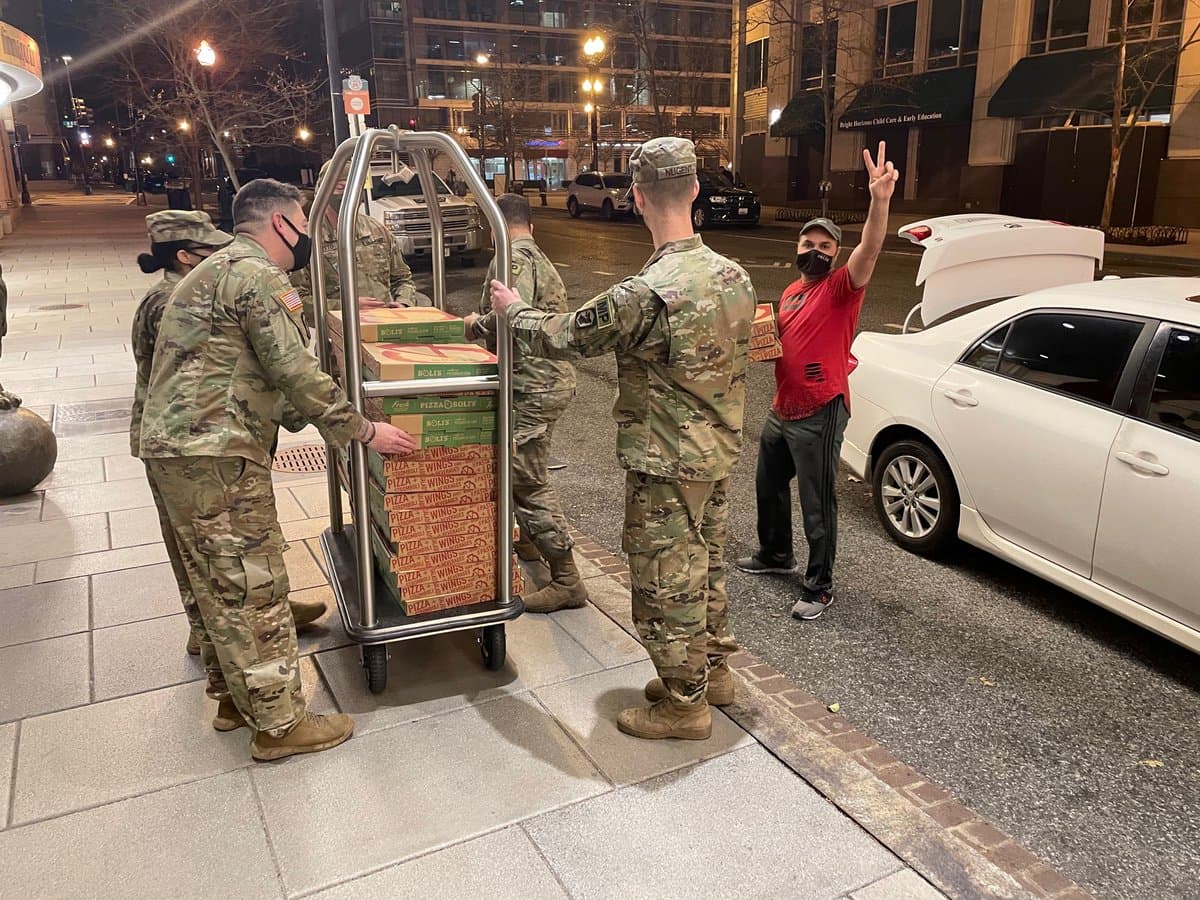 Pritzker aligera con deliciosas pizzas el trabajo de la guardia nacional.
<br>
