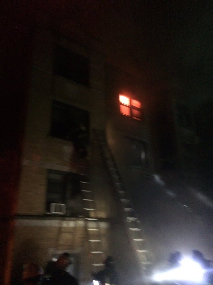 Testigos dijeron que varias personas saltaron del edificio, que cuenta con unos 32 apartamentos.